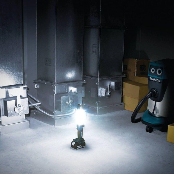 Makita DML807 18V LXT Lithium-Ion L.E.D Lantern/Flashlight Flashlight Only 