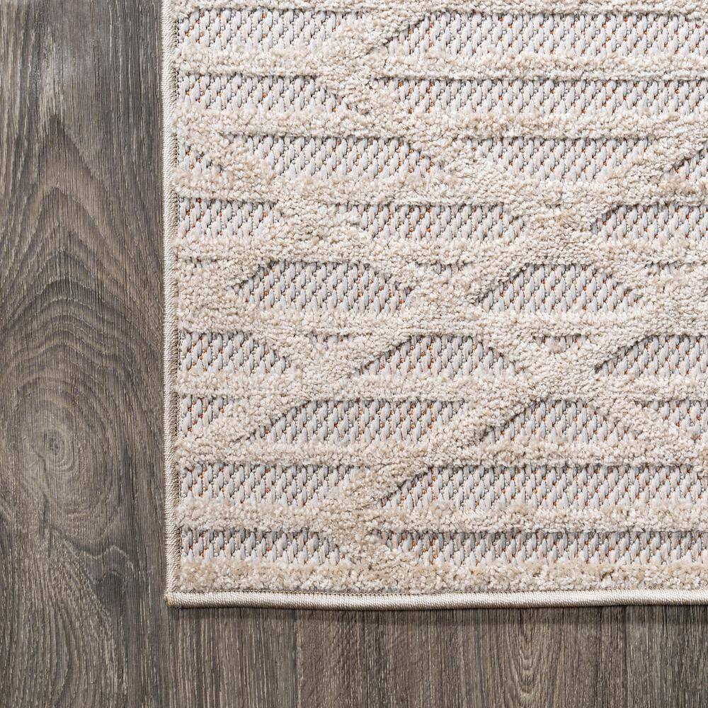 Ivory Diamond Moroccan-Inspired 4' x 6' Easy-Care Area Rug