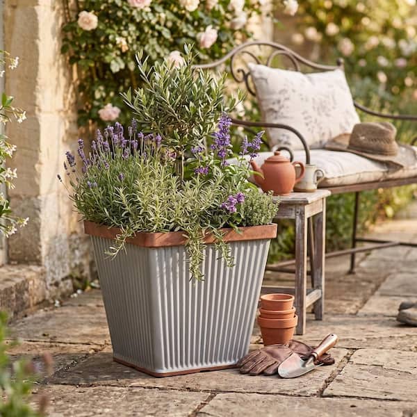 CHG CLASSIC HOME & GARDEN Spokane Medium Galvanized Resin Square
