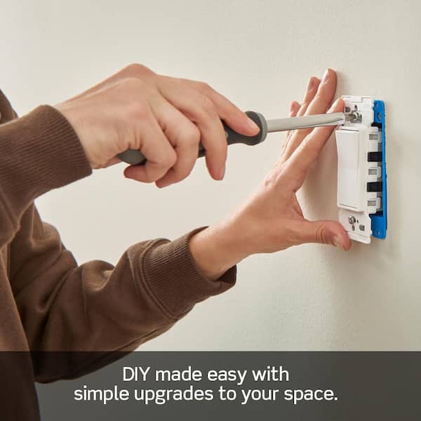 Leviton - Decora Lever Edge 15 Amp 120/277 Volt Single Pole Switch, White (1-Pack) E5601-SW