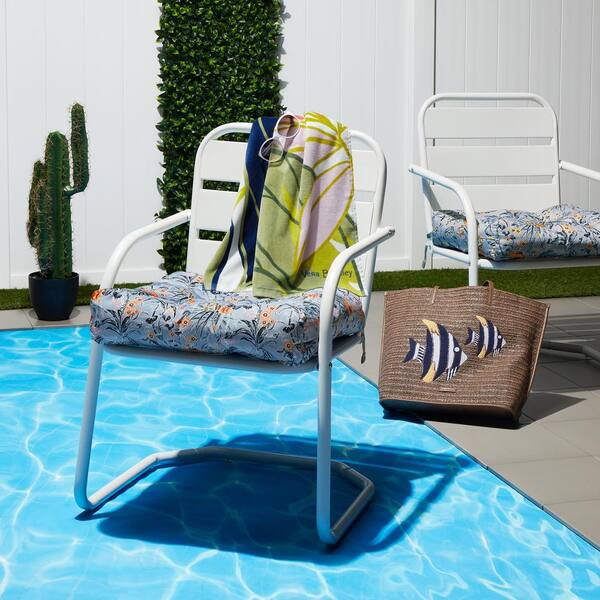 https://images.thdstatic.com/productImages/1a0abcc0-ecd0-4959-b3c5-d57b3c676ff6/svn/classic-accessories-outdoor-dining-chair-cushions-62-137-011001-2pk-31_600.jpg