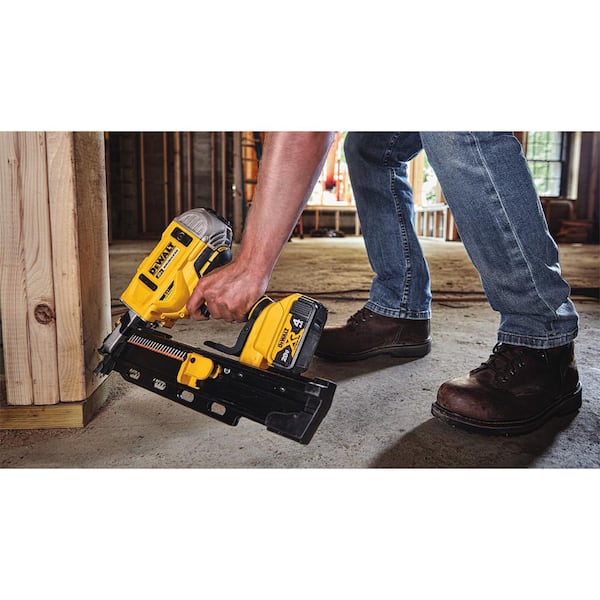 DEWALT 20V MAX XR Lithium-Ion Brushless 21° Framing Nailer Kit and