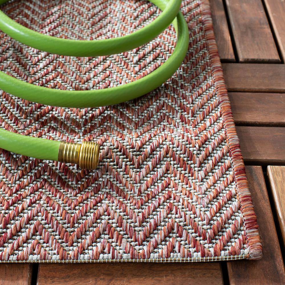 Red and Beige Square Chevron Indoor/Outdoor Synthetic Rug, 4' x 4'