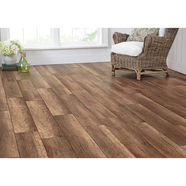 Home Decorators Collection Disher Oak 8mm Thick X 8 03 In Wide X 47 64 In Length Laminate Flooring 21 26 Sq Ft Case 360831 23546 The Home Depot