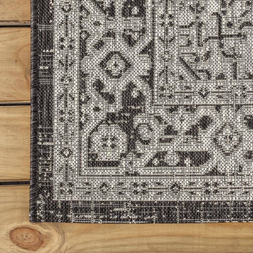 Sinjuri Medallion 5' Square Gray Synthetic Indoor/Outdoor Rug