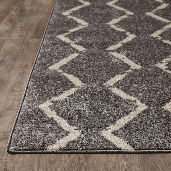 Kissandrah Brynder Brown 5 ft. 3 in. x 7 ft. 3 in. Geometric Polypropylene Area Rug