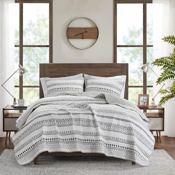 Madison Park Joshua Ivory/Black Microfiber Full/Queen Seersucker Quilt Set
