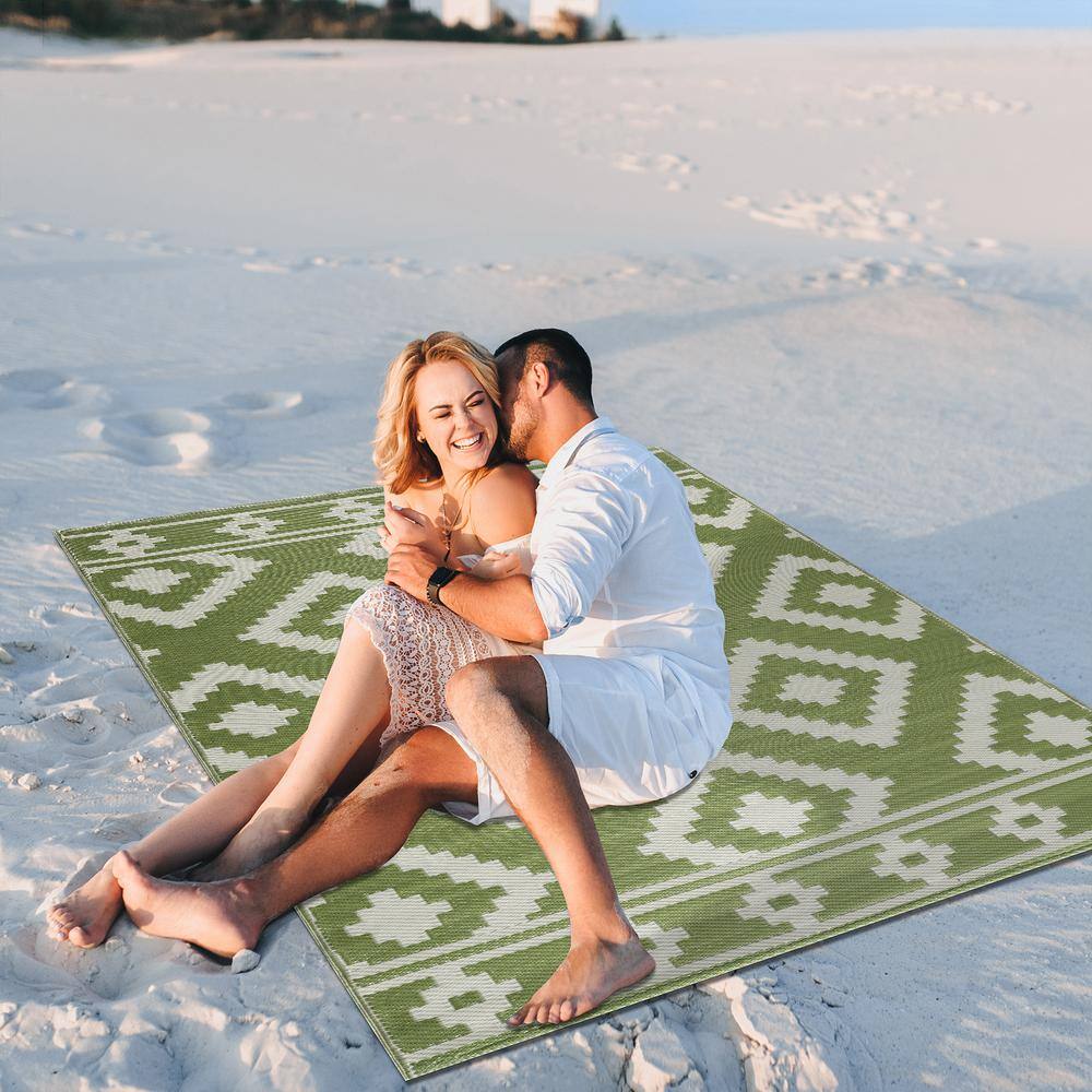 Milan Green and Crème Reversible Synthetic Outdoor Rug 5' x 7'