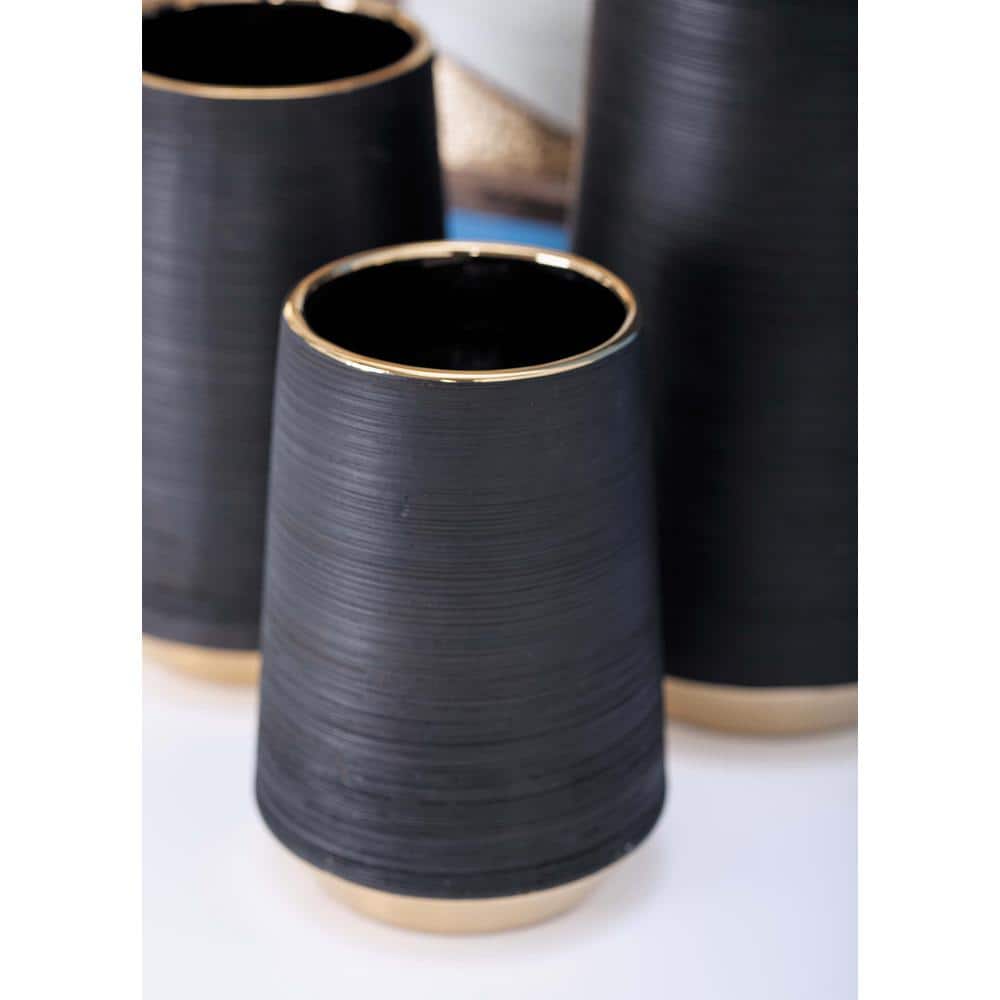 CosmoLiving by Cosmopolitan Wide  Round Matte Black Porcelain Vase with Metallic Gold Rim & Ridged Texture | 5” x 7”