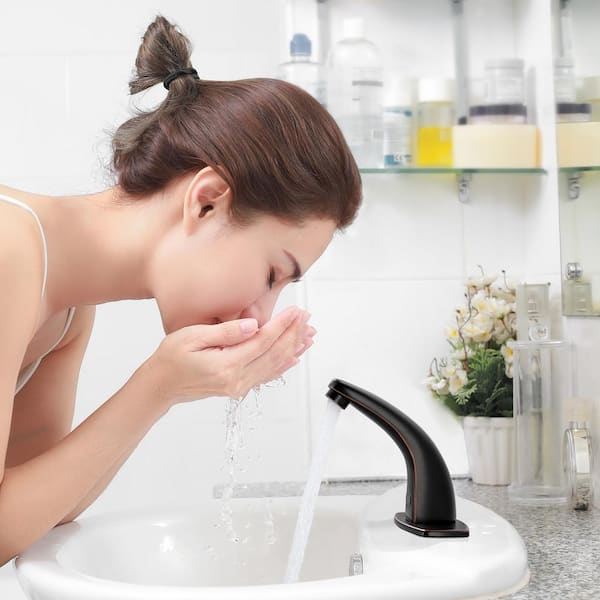 Battery-Powered Commercial Touchless Single Hole Bathroom Faucet with Deck Plate in Oil Rubbed Bronze