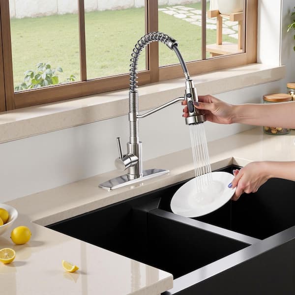 Single Handle Pull Down Sprayer Kitchen Faucet in Brushed Nickel