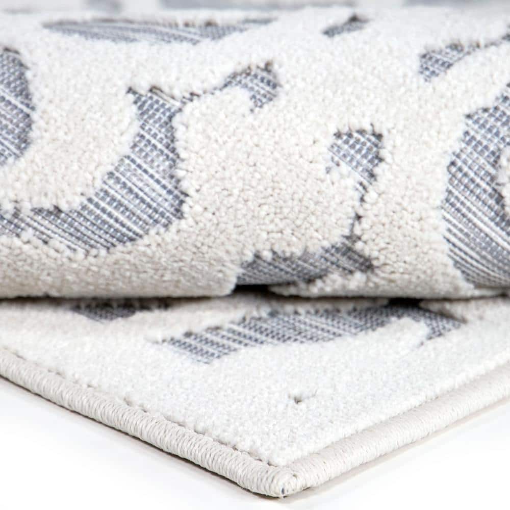 Natural Blue Damask Indoor/Outdoor Stain-Resistant Rug