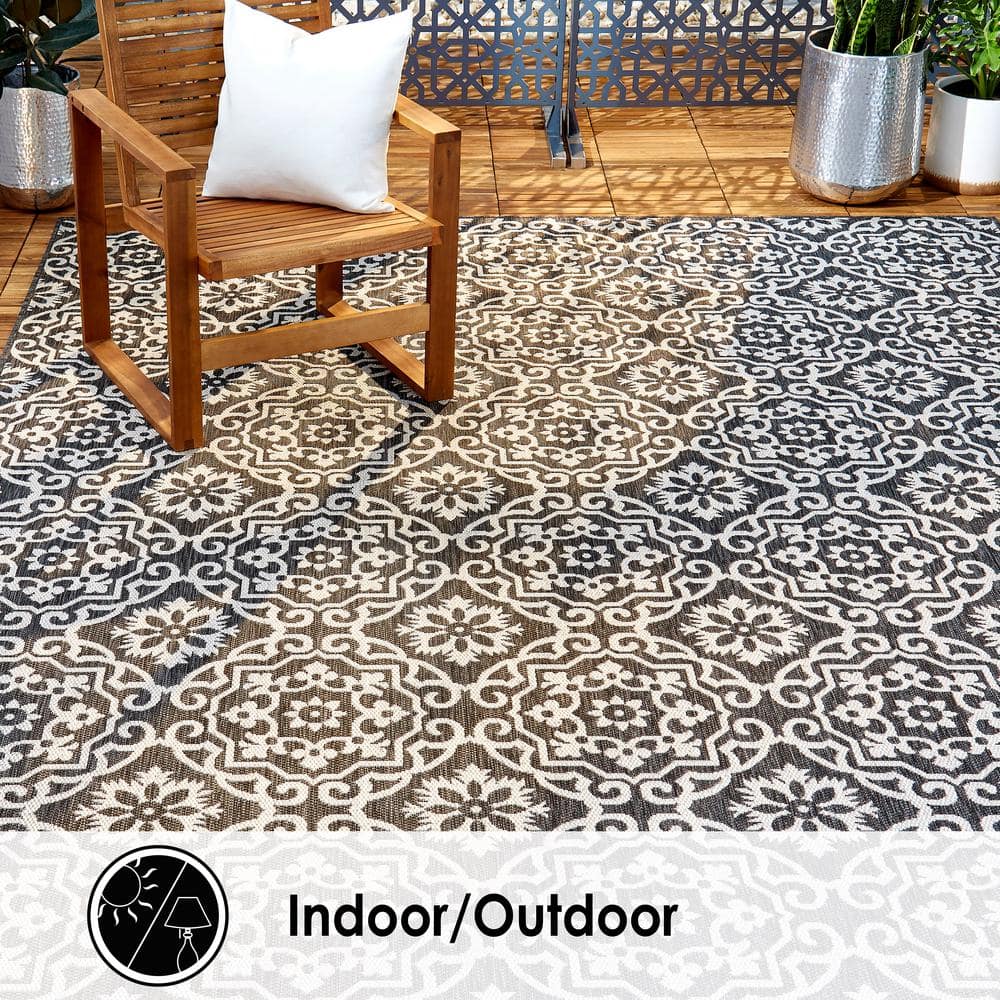 Danica Medallion Black & Gray Synthetic Indoor/Outdoor Rug - 3'11"x5'2"