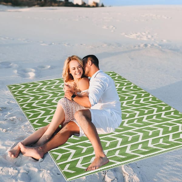 Amsterdam Green and Creme 6 ft. x 9 ft. Folded Reversible Recycled Plastic Indoor/Outdoor Area Rug-Floor Mat