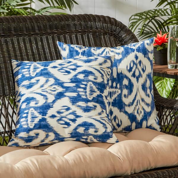 https://images.thdstatic.com/productImages/1e1c3301-a2c9-471d-b765-a9b1c3d503c1/svn/greendale-home-fashions-outdoor-throw-pillows-oc4803s2-azule-c3_600.jpg