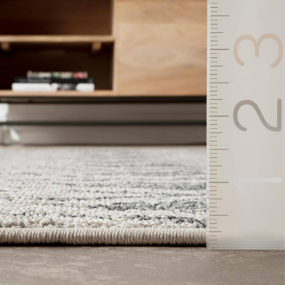 Gray Geometric Easy Care Synthetic Indoor/Outdoor Rug 4' x 6'