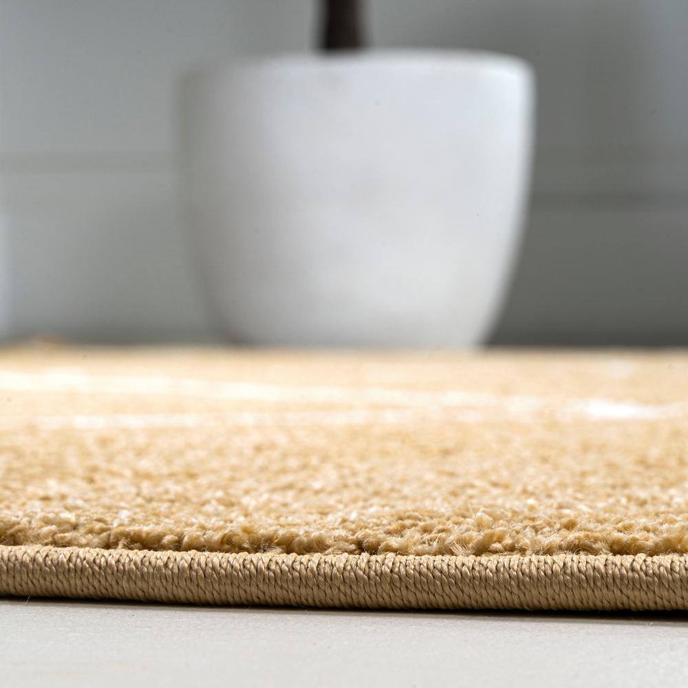Gold/White Diamond Trellis 8' x 10' Synthetic Area Rug