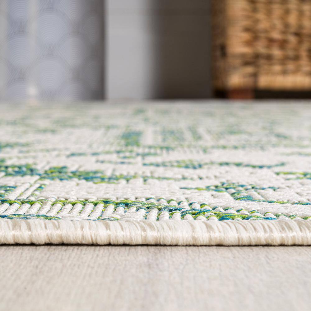 Estrella Green and Cream Synthetic Medallion 4' x 6' Area Rug