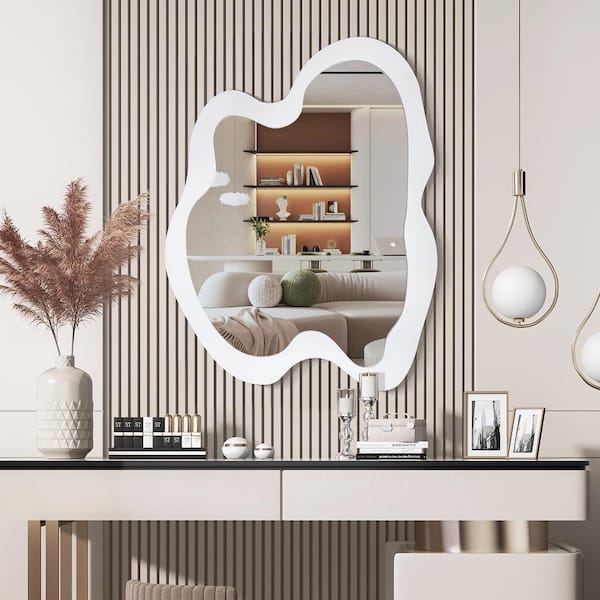 Hochwertiges 20 in. W x 28 in. H Irregular White Wood Framed Wall Mirror Wavy Asymmetrical Wall Mirror