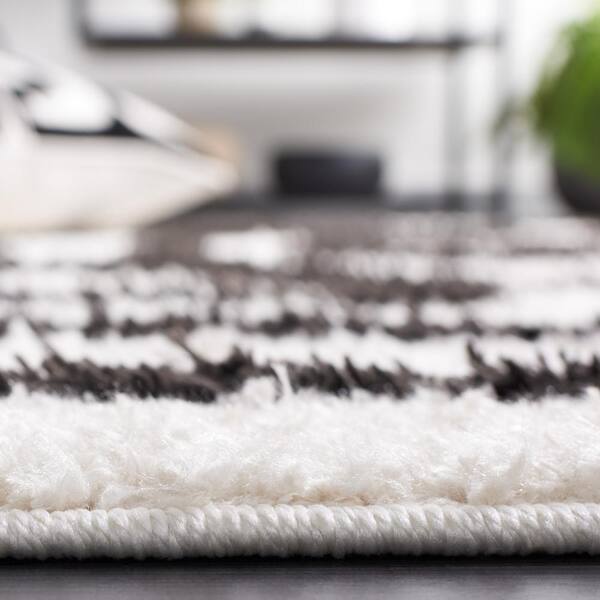 SAFAVIEH Norway Ivory/Black7 ft. x 7 ft. Abstract Linear Square