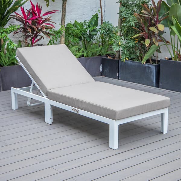 Leisuremod Chelsea Modern White Aluminum Outdoor Patio Chaise Lounge Chair with Beige Cushions