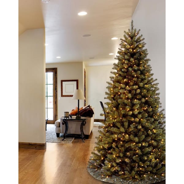 7 ft. North Valley Spruce Hinged Tree with 700 Clear Lights