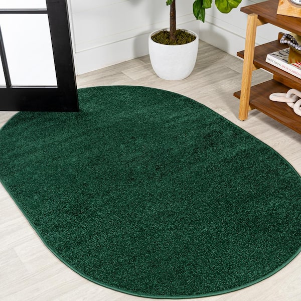 JONATHAN Y Haze Solid Low-Pile Emerald 6 ft. x 9 ft. Oval Area Rug
