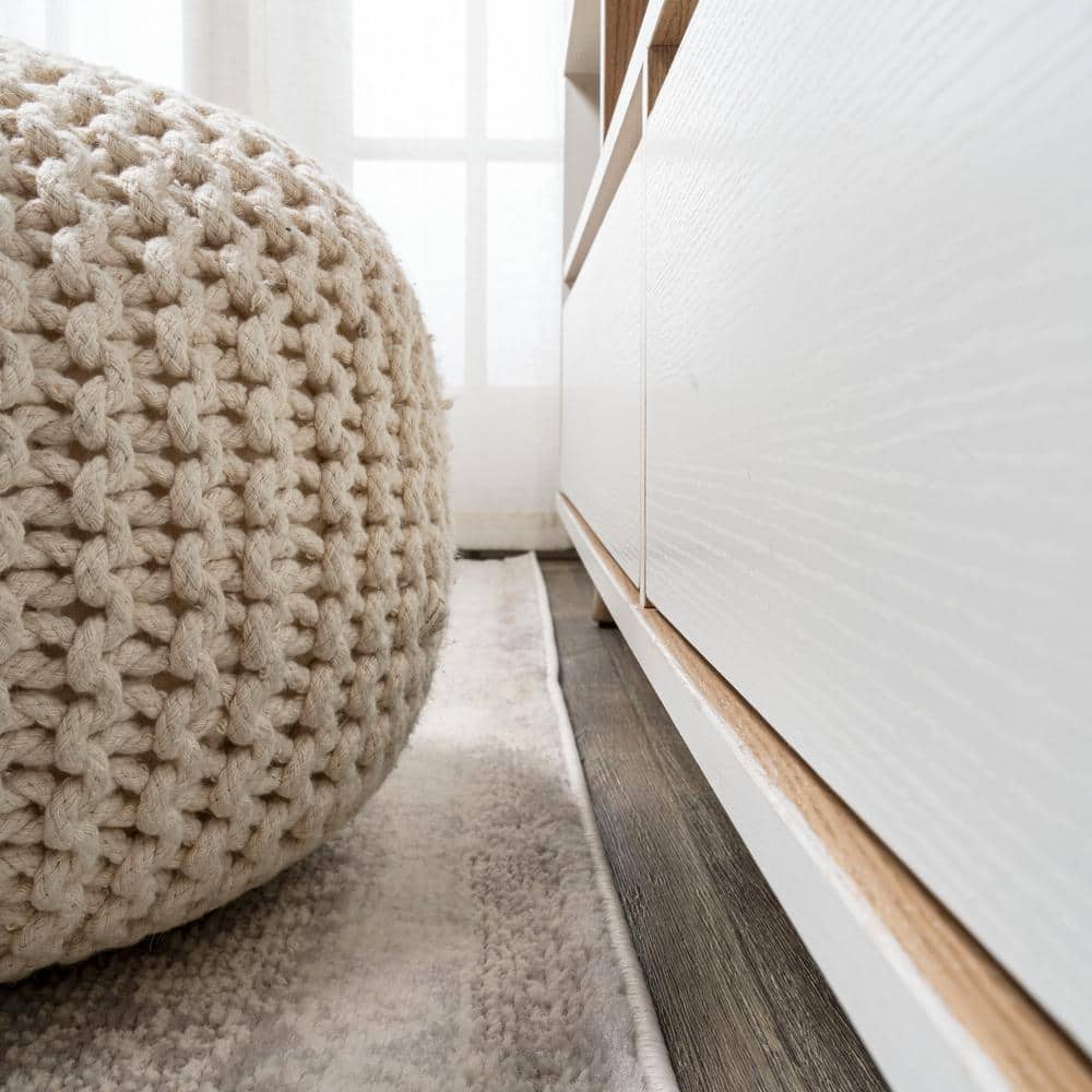 Rosalia Gray and Ivory Synthetic Medallion Area Rug