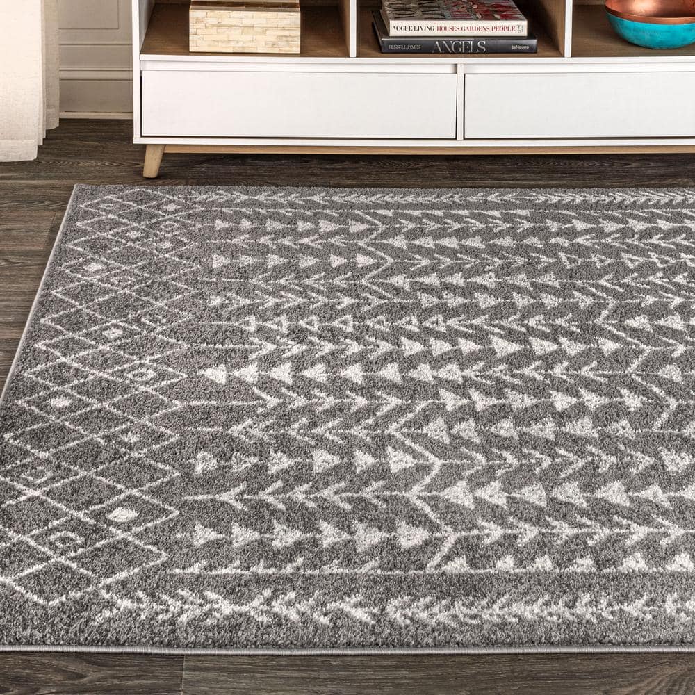 Ziri 4' x 6' Grey and Cream Synthetic Moroccan Area Rug