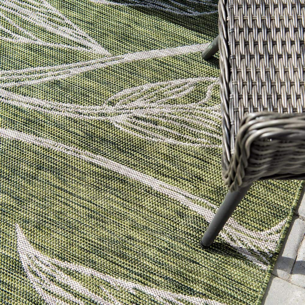 Green and Ivory Botanical Leaf Outdoor Rectangular Rug 8' x 10'