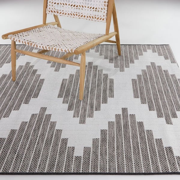 Gray/Cream 8 ft. x 10 ft. Aztec Diamond Indoor/Outdoor Area Rug