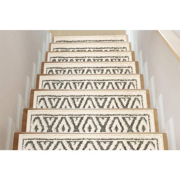 https://images.thdstatic.com/productImages/20d90a36-59d3-4864-a299-ab6f87a467a4/svn/white-the-sofia-rugs-stair-tread-covers-stair-56a-wg-14-64_600.jpg