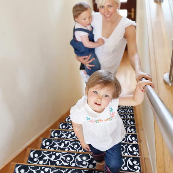 Leaves Collection Navy White 9 in. x 28 in. Polypropylene Stair Tread Cover (Set of 13)