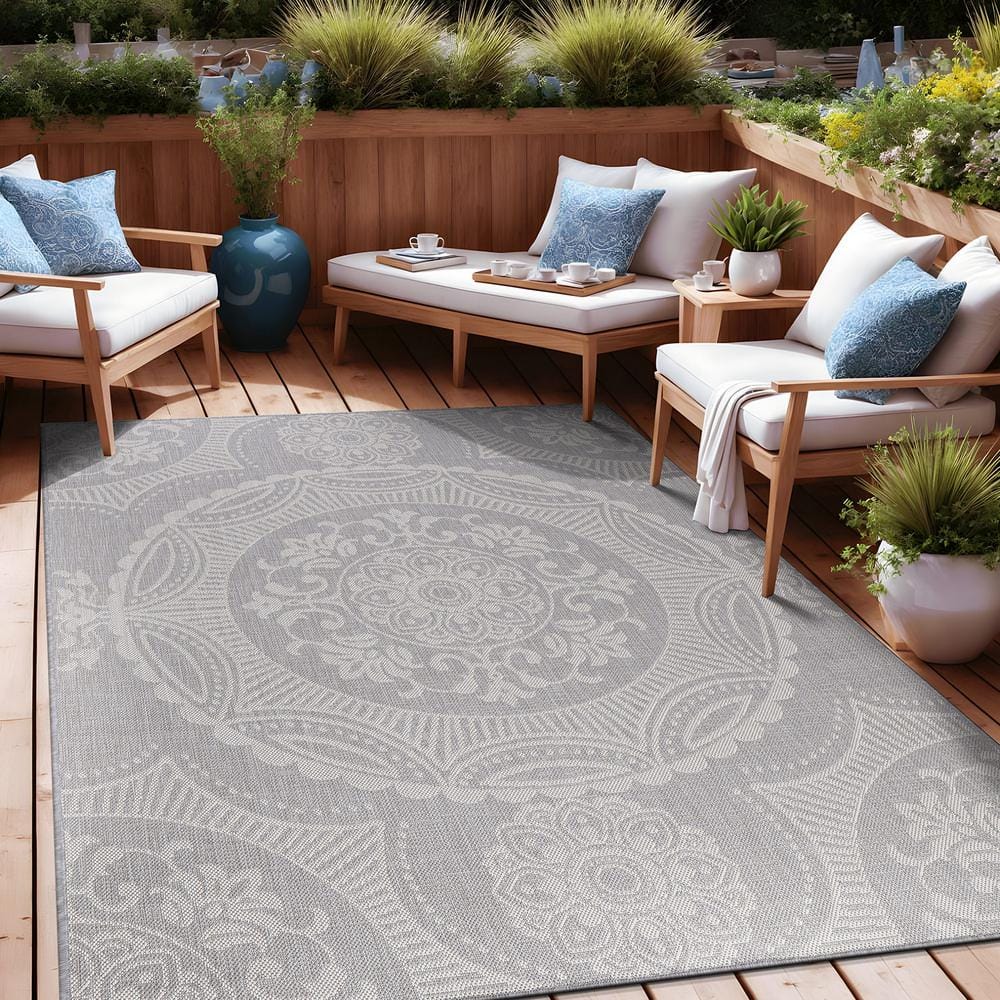 Gray and White Medallion 5' x 7' Reversible Outdoor Rug