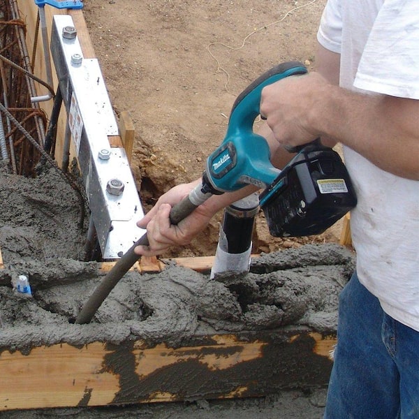 Makita XRV01Z 18V LXT Lithium-Ion Cordless 4' Concrete Vibrator, Tool Only