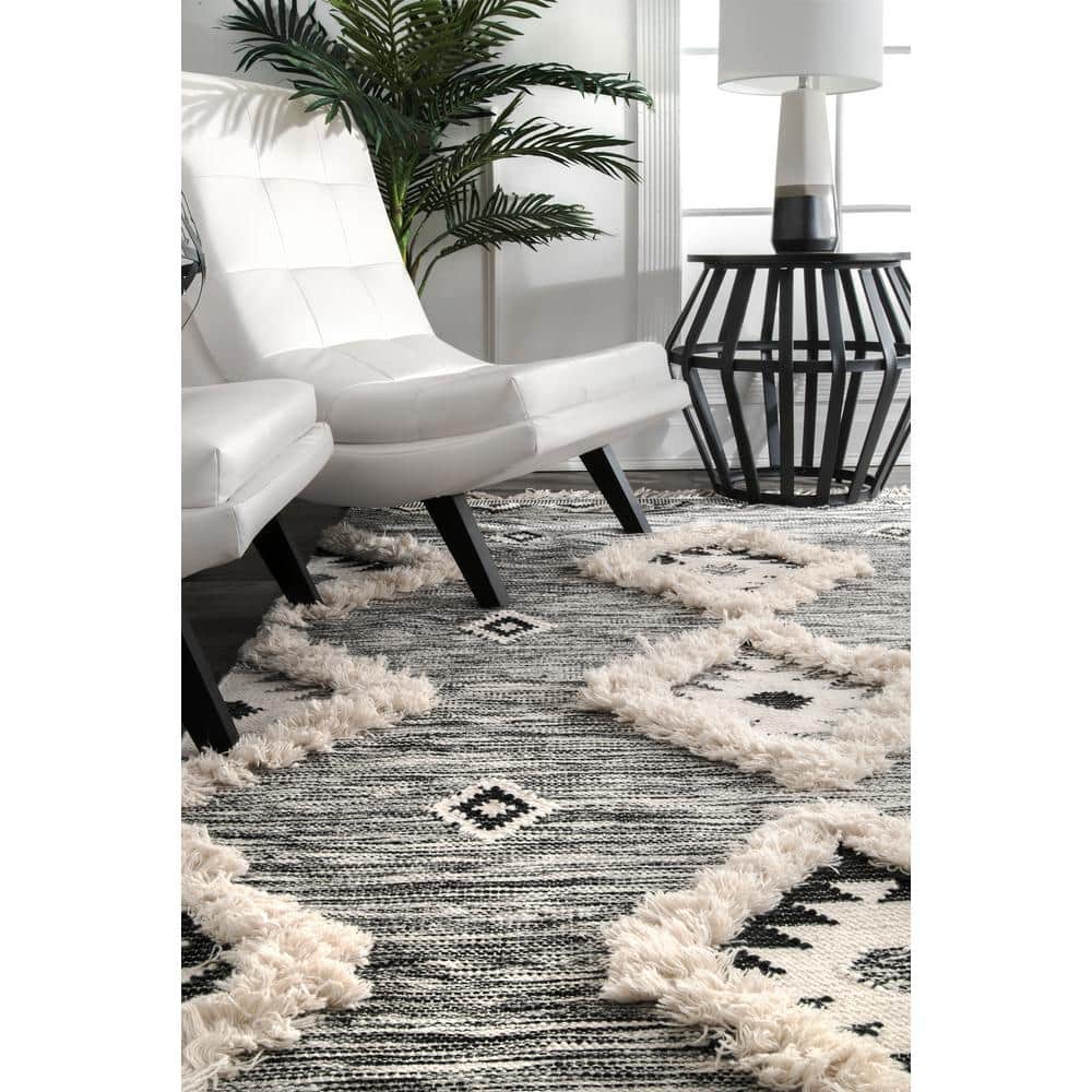 Handmade Woolen Shag Area Rug with Braided Tassels, 4' x 6', Black