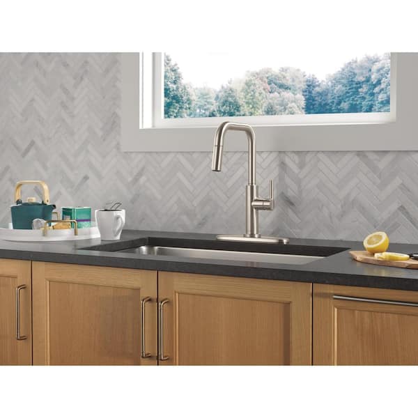 Delta Nicoli Single Handle Pull Down Sprayer Kitchen Faucet in