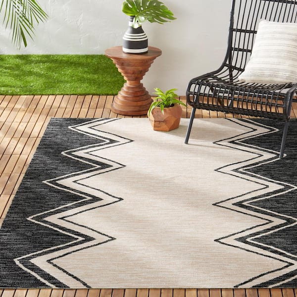Patio Sofia Leon Black/Ivory 5 ft. x 7 ft. Geometric Indoor/Outdoor Area Rug