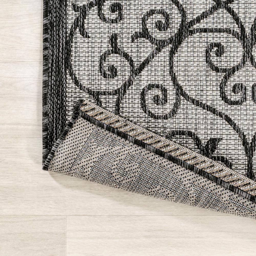 Madrid Vintage 5' Round Gray and Black Synthetic Area Rug