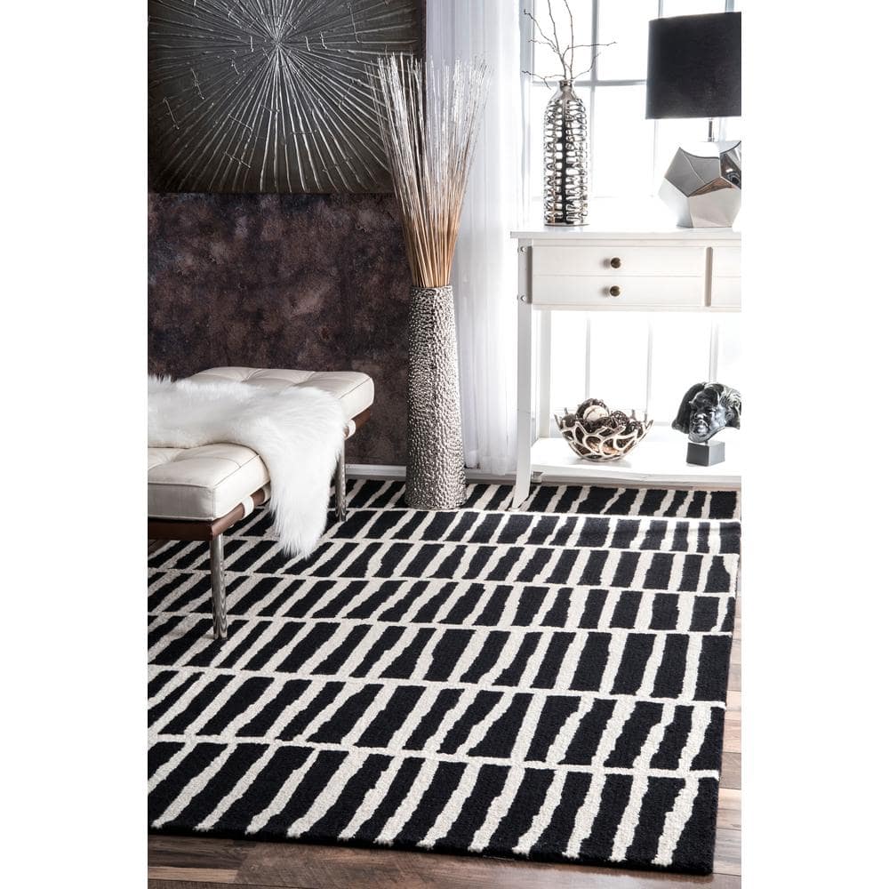 Handmade Black Geometric Wool 6' x 9' Area Rug