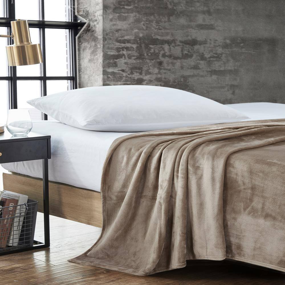 Cozy King-Sized Beige Fleece Blanket for Year-Round Comfort