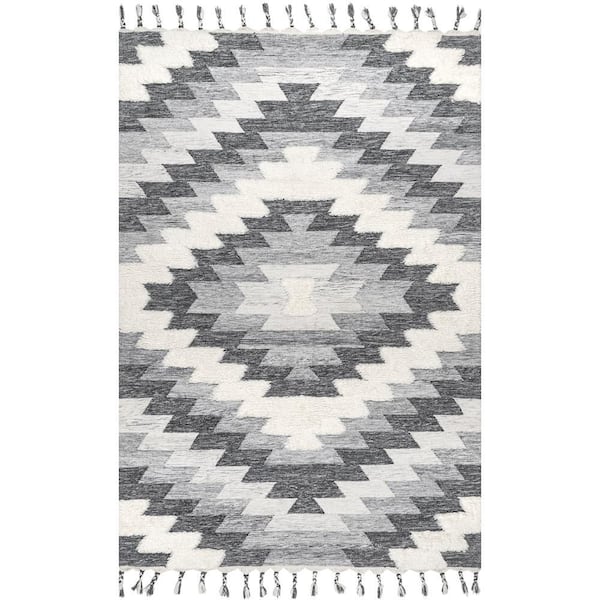 nuLOOM Ellie Gray 5 ft. x 8 ft. Textured Diamond Aztec Tassel Indoor Area Rug