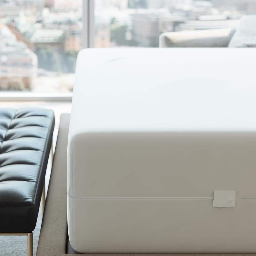 Full Size White Waterproof Zippered Mattress Protector