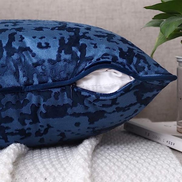 https://images.thdstatic.com/productImages/24bb290c-84dd-4636-9518-f8f008e09ad3/svn/outdoor-throw-pillows-b08mprklbg-64_600.jpg