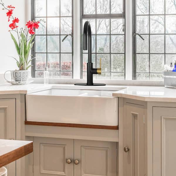 Single-Handle Pull Down Sprayer Kitchen Faucet with Deckplate in Black and Gold