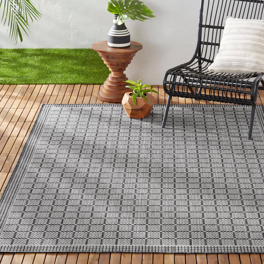 Luna Modern Geometric Black and Gray Indoor/Outdoor Area Rug