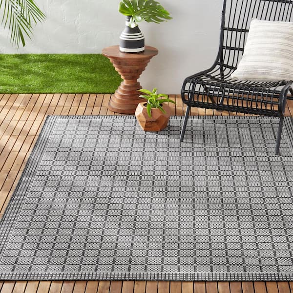 Patio Country Luna Black/Gray 5 ft. x 7 ft. Geometric Indoor/Outdoor Area Rug