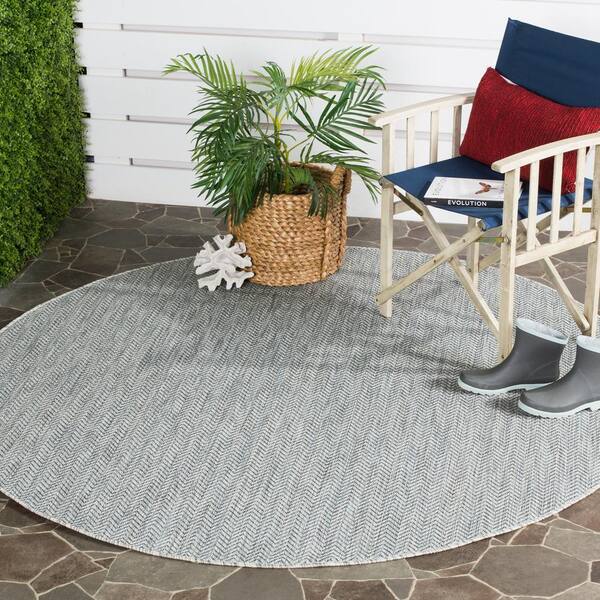 Courtyard Gray/Navy 4 ft. x 4 ft. Solid Color Chevron Indoor/Outdoor Round Area Rug