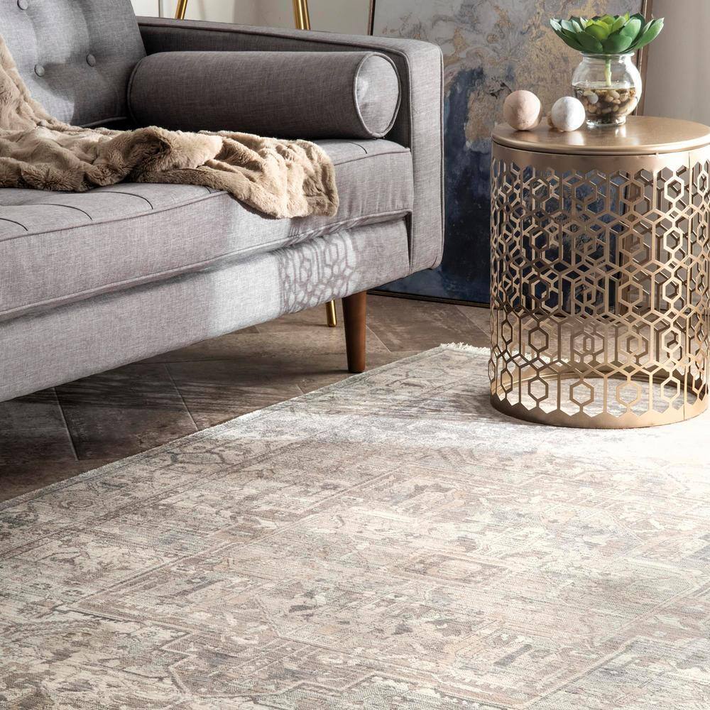 Elegant Silver Medallion 4' x 6' Oval Synthetic Area Rug