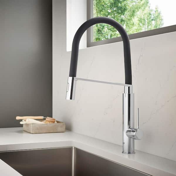 Concetto Single-Handle Pull-Down Sprayer Kitchen Faucet in StarLight Chrome